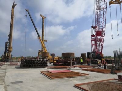 市委書記張岳峰督查“項目攻堅年”重點工程建設情況，強調以項目為引擎，推動高質量發展